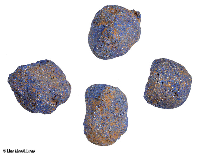 Colorant bleu à base de cuivre provenant d'Egypte, Ier s. avant notre ère, établissement gaulois de Bassing (Moselle), 2010.  