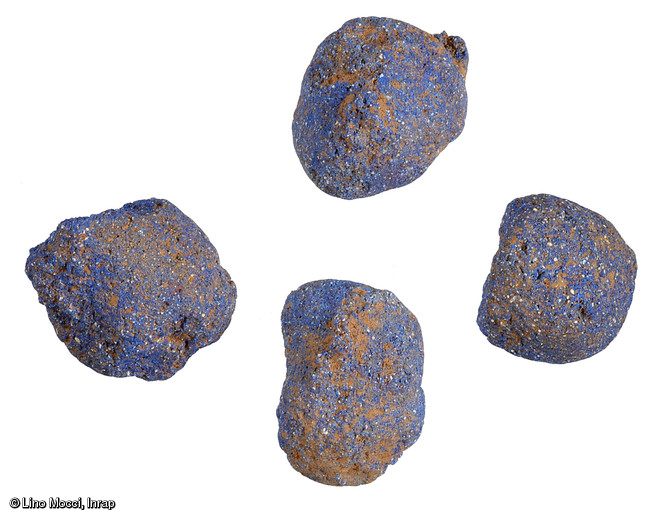 Colorant bleu à base de cuivre provenant d'Egypte, Ier s. avant notre ère, établissement gaulois de Bassing (Moselle), 2010.