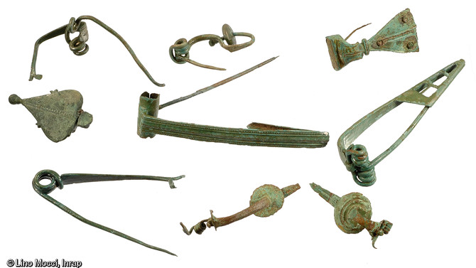 Ensemble de fibules du Ier s. avant notre ère découvertes à Bassing (Moselle) en 2010.Au total, 123 fibules ont été mises au jour sur le site. Certaines ont été produites sur place.