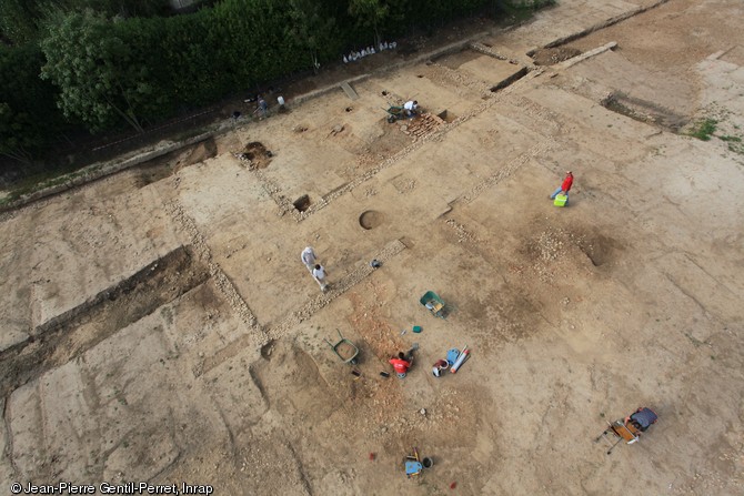 Vue aérienne d'un fanum érigé à la fin du IVe s., Décines (Rhône), 2011.Il est constitué d'une cella de 9 m de long pour 7,8 m de large, entourée d'une galerie large de 3,5 m. L'édification ex nihilo de temples au Bas-Empire est un fait exceptionnel.   