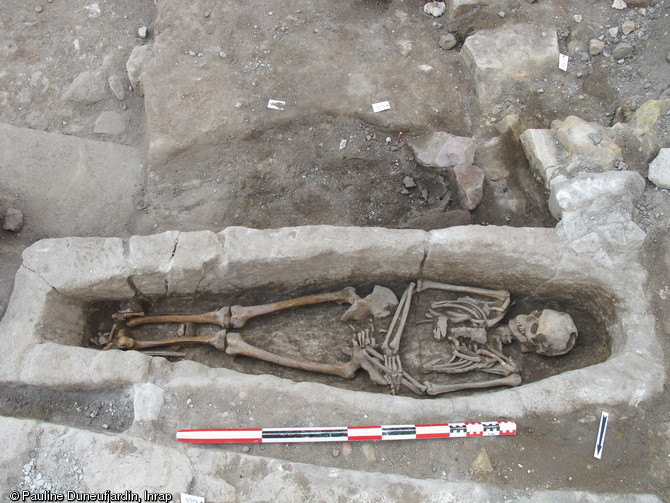 Vue d'une sépulture en sarcophage sur le parvis de la collégiale Saint-Martin (Corrèze), 2012.