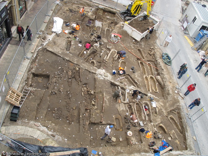 Vue générale de l'aire funéraire située au sud de la collégiale Saint-Martin, utilisée entre les VIe et XVIIIe s. et découverte sous l'actuelle Place Latreille à Brive (Corrèze) en 2012.