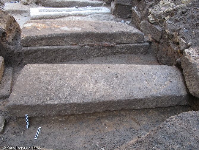 Couvercles de sarcophages en batière, scellés avec la cuve, collégiale Saint-Martin de Brive (Corrèze), 2012.