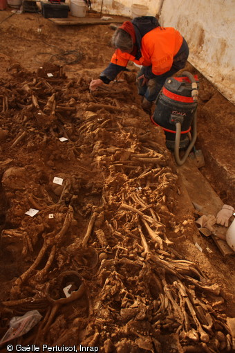Vue générale d'une partie de la sépulture collective en cours de fouille à Buchères (Aube), 2012.