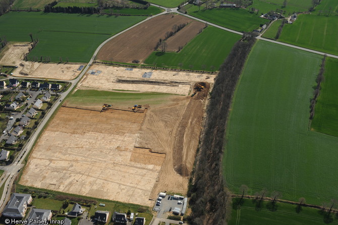 Vue aérienne du site de La Mézière (Ille-et-Vilaine) en cours de décapage, 2012.Six hectares ont été fouillés, révélant des vestiges néolithiques, gallo-romains et médiévaux.