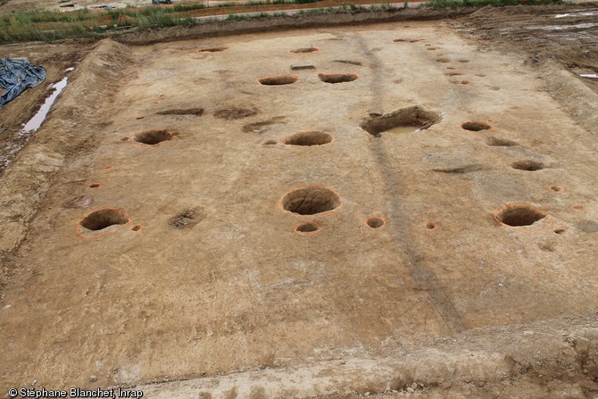 Vue partielle d'une maison néolithique en cours de fouille, La Mézière (Ille-et-Vilaine), 2012.Cette construction sur poteaux présente des dimensions impressionnantes : 50 m de long, 12 m de large, soit une superficie au sol de près de 600 m2.  