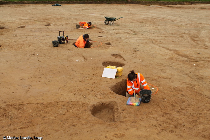 Fouille des fosses de calage des poteaux d'une maison datée du Néolithique moyen découverte à La Mézière (Ille-et-Vilaine) en 2012.Ces structures présentent un diamètre de 50 cm et une profondeur de 1,5 m.    
