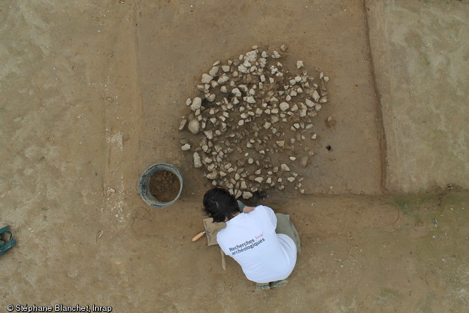 Foyer à pierres chauffantes du Néolithique moyen en cours de dégagement, 4200 avant notre ère, La Mézière (Ille-et-Vilaine), 2012.  