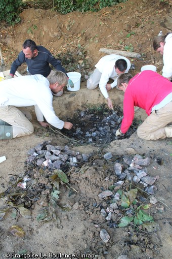 Démontage d'un four à pierres chauffantes expérimental à La Mézière (Ille-et-Vilaine) en 2012.