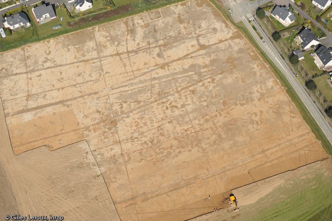Vue aérienne d'un espace funéraire du haut Moyen Âge mis au jour à La Mézière (Ille-et-Vilaine), 2012.L'espace, utilisée entre les Ve et VIIIe s., compte plus de 600 sépultures orientées et disposées en rangées.