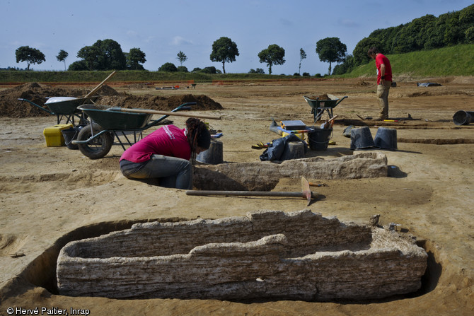 Sarcophages en calcaire coquillier, VIIe s., La Mézière (Ille-et-Vilaine), 2012.Neuf sarcophages de ce type ont été mis au jour sur le site.