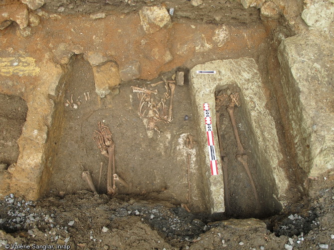 Sépultures en sarcophages et coffrages maçonnés découvertes devant le portail de l'église Saint-Médard à Thouars (Deux-Sèvres) en 2011.