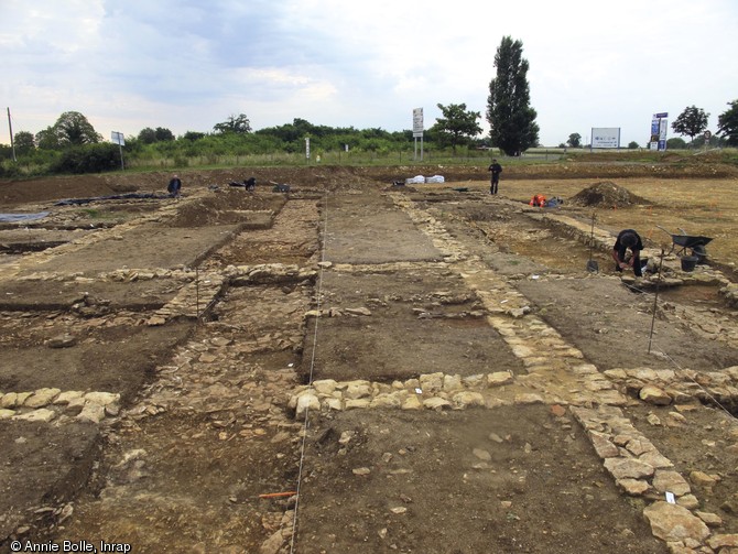 Bâtiment médiéval en cours de fouille sur les communes de Sainte-Verge et Louzy (Deux-Sèvres) en 2012.Installé sur un établissement antique à vocation d'hôtellerie, ce bâtiment est interprété comme un habitat rural occupé entre l'Antiquité tardive et le courant du XIe s.