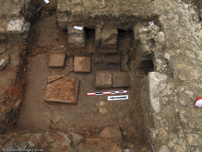 Vue de la salle à hypocauste d'un établissement antique interprété comme une hôtellerie, communes de Sainte-Verge et Louzy (Deux-Sèvres), 2012. 