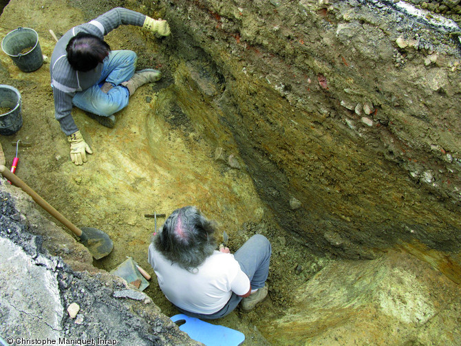 Fossé médiéval large de 2,15 m et profond de 1,60 m, Saint-Junien (Haute-Vienne), 2009.Un système défensif composé de fossés a été repéré par le diagnostic. Il était peut être destiné à protéger la Collégiale.