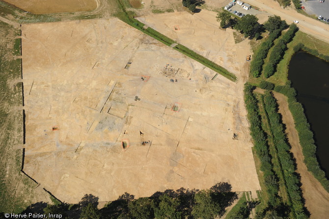 Vue aérienne du site de Saint-Sauveur-des-Landes (Ille-et-Vilaine), 2012.Les vestiges d'une importante ferme gauloise habitée entre le IVe et le Ier s. avant notre ère ont été mis au jour.