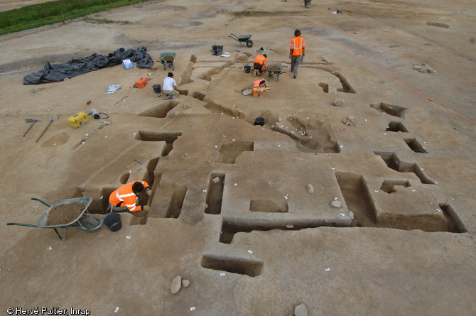 Bâtiment principal de la ferme gauloise en cours de fouille, Saint-Sauveur-des-Landes (Ille-et-Vilaine), 2012.Il présente une superficie d'au moins 60 m2 au sol. Son architecture élaborée permet de supporter un étage.