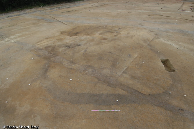 État de surface d'un petit bâtiment construit partiellement sur tranchée de fondation, ferme gauloise de Saint-Sauveur-des-Landes (Ille-et-Vilaine), 2012.