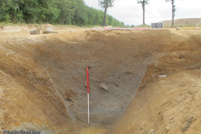 Coupe stratigraphique réalisée dans un fossé de la ferme gauloise de Saint-Sauveur-des-Landes (Ille-et-Vilaine), 2012.La moitié inférieure de la coupe, très argileuse, rend compte de la stagnation d'eau. 
