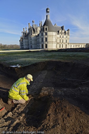 Diagnostic archéologique réalisé à Chambord (Loir-et-Cher) en 2012. Fouille et nettoyage des murs bahut des écuries provisoires de Louis XIV. Érigées rapidement en 1681, elles occupaient une grande partie de l'espace à l'ouest du château et abritaient 300 chevaux.