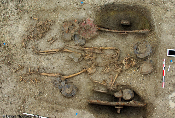 Une tombe à char de la nécropole d'Attichy (Oise), IIIe s. avant notre ère, fouillée en 2009.Le défunt repose sur le char, armé d'une épée et accompagné de nombreuses offrandes alimentaires sous forme de pièces de viande et de récipients en céramique. 