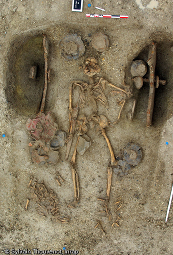 Vue verticale d'une tombe à char de la nécropole d'Attichy (Oise), IIIe s. avant notre ère, fouillée en 2009.Du char, seules sont conservées les pièces métalliques des roues (cerclages et frettes de moyeux en fer) qui se trouvaient de part et d’autre de la tombe, dans des fosses aménagées.