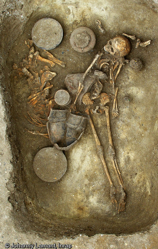 Vue générale de la sépulture d’un enfant, IIIe s. avant notre ère, Attichy (Oise), 2009. Le port d’accessoires vestimentaires, l’abondance des dépôts alimentaires et surtout la présence d’un monument funéraire révèle sans doute ici le statut privilégié de l’individu.