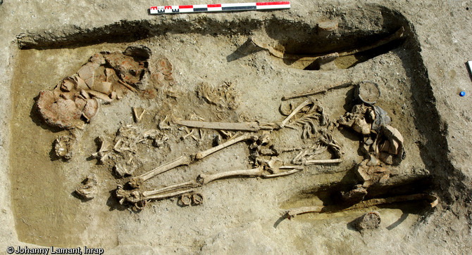 Tombe à char de la nécropole d'Attichy (Oise), IIIe s. avant notre ère, 2009. Un homme d’age adulte reposait sur un char avec à ses côtés son armement (épée, pointe de lance), une série d’outils (rasoir, paire de forces) et des dépôts alimentaires (pièces de viande et récipients en céramique). .