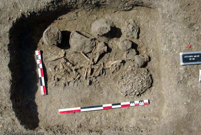 Tombe à incinération de la nécropole d'Attichy (Oise), IIIe s. avant notre ère, fouillée en 2009. Sont associés à l'incinération des récipients destinés aux denrées solides et aux liquides ainsi que de nombreuses pièces de viande et un petit couteau en fer.
