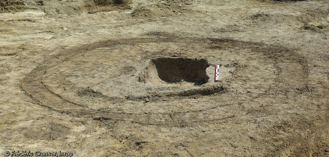 Enclos funéraire circulaire, IIIe s. avant notre ère, nécropole d'Attichy (Oise), 2009.Une riche tombe d'enfant prenait place dans l'enclos, au centre duquel s'élevait un tertre de terre. 