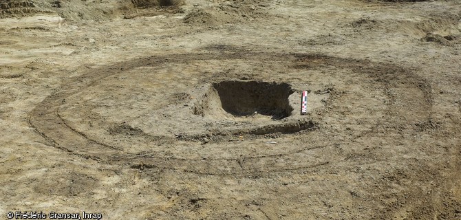 Enclos funéraire circulaire, IIIe s. avant notre ère, nécropole d'Attichy (Oise), 2009.Une riche tombe d'enfant prenait place dans l'enclos, au centre duquel s'élevait un tertre de terre.