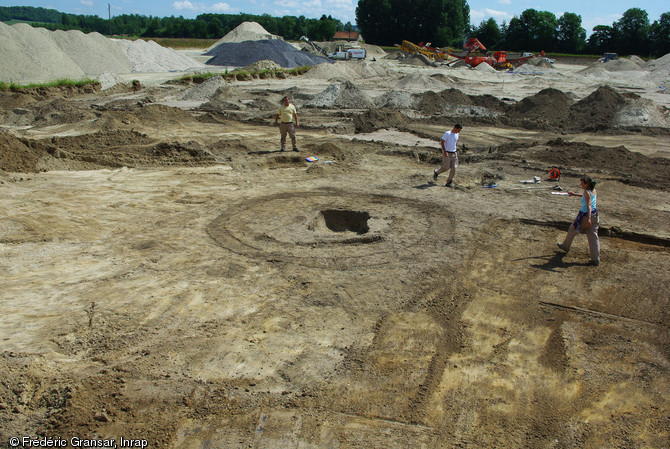 Vue générale d'un enclos funéraire au milieu d'une carrière en cours d'exploitation, nécropole d'Attichy (Oise), IIIe s. avant notre ère, fouillée en 2009.