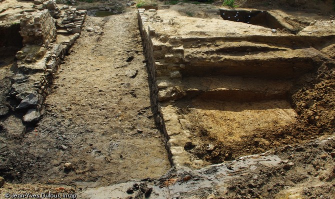 Coupe des niveaux de la Grand-Rue bordée par l'aménagement d'une rampe d'accès à la rivière La Blanche, Béthune (Pas-de-Calais), XVIIe s., 2009.Ces structures appartiennent à un quartier périurbain rasé aux alentours de 1680 afin d'améliorer la défense de la ville. 