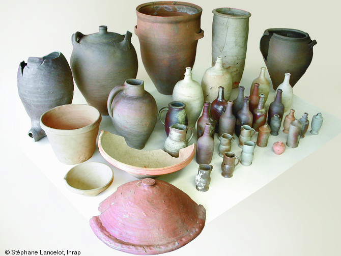 Ratés de cuisson découvert dans une fosse dépotoir d'un atelier de potier de grès en activité du XVIIIe s. jusqu'en 1909, Savignies (Oise), 2009.  