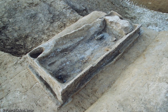 Contenant en bois d'une sépulture médiévale, haut Moyen Âge, Lesquin (Nord), 2009.