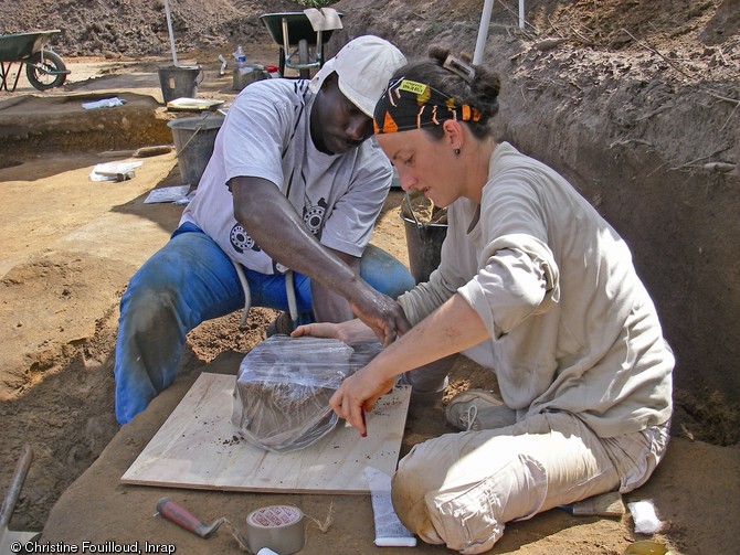   Prélèvement en motte d'un vase sur le site de Balaté à Saint-Laurent du Maroni (Guyane), 2009.    