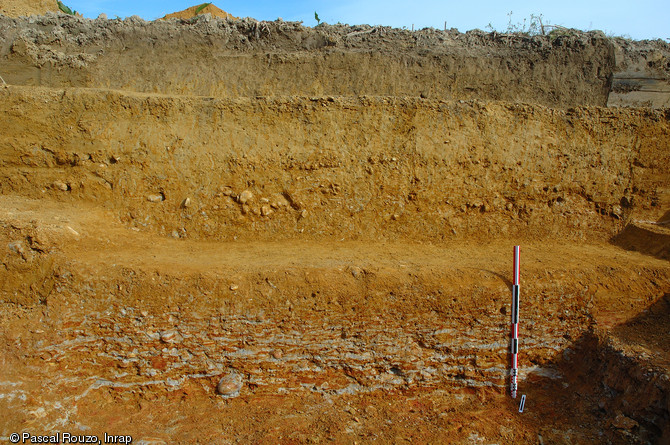 Coupe stratigraphique réalisée sur le site de Duclos à Auriac (Pyrénées-Atlantiques) en 2008.Outre de brèves occupations des IIe et IIIe s. de notre ère, le site a surtout révélé un important gisement acheuléen.