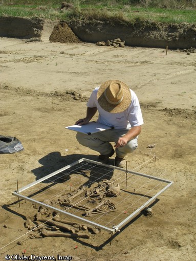 Relevé après fouille d'une tombe datée du Néolithique moyen à Blagnac (Haute-Garonne), 2008.