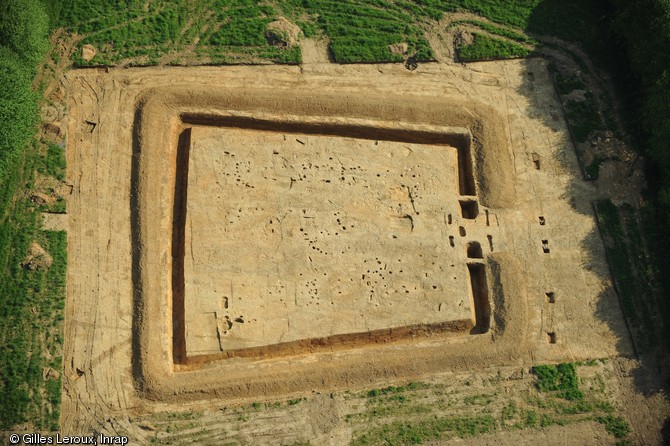 Vue aérienne de l'enclos en cours de fouille, Corps-Nuds (Ille-et-Vilaine), 2009.La superficie délimitée par l'enclos atteint 1700 m2.