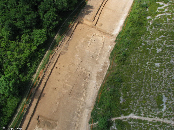 Vue aérienne d'un petit établissement gallo-romain mis au jour à Plombières-les-Dijon (Côte-d'Or), 2009.Les traces de poteaux porteurs d'un grenier à céréales sont visibles à gauche, tandis que des structures en pierre se dessinent à droite.