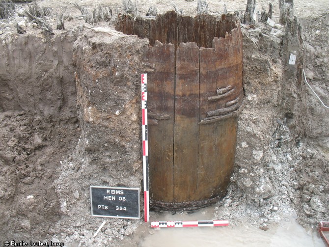 Cuvelage d'un puits avec un tonneau en remploi, Haut-Empire, Reims, Bd Henri-Henrot, (ZAC Vieux-Port) (Marne), 2008.Trois puits de ce type ont été découverts. D'une hauteur de 2 m et d'un diamètre de 90 cm, les tonneaux sont constitués de 20 à 25 douelles taillées dans du résineux et maintenues par des cerclages en noisetier reliés par des liens de chanvre.