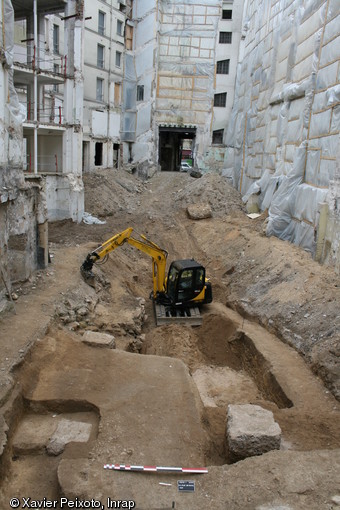 Vue d'ensemble du chantier de la rue de Rivoli, Paris, 2009.Un tronçon de la première enceinte médiévale de la rive droite a été mis au jour. Elle était constituée par un fossé taluté doublé d'une palissade de bois.