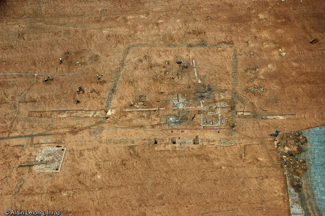 Vue aérienne d'un enclos trapézoïdal abritant un établissement agricole gallo-romain, Ier s. avant notre ère - IIIe s. de notre ère, Prasville (Eure-et-Loir), 2009.    