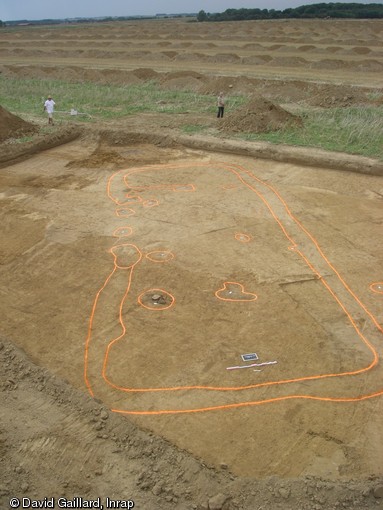 Bâtiment néolithique découvert à Marquion (Pas-de-Calais), 2009. Le marquage au sol fluorescent permet de mieux visualiser le plan du bâtiment.