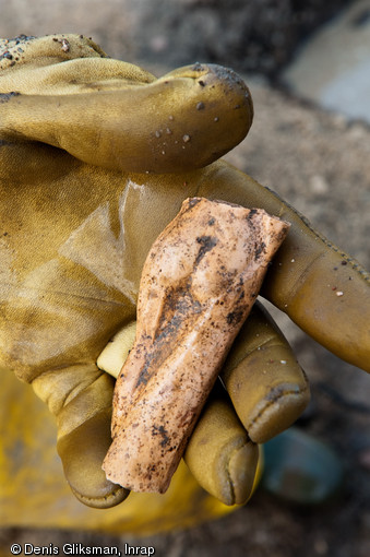 Verso du bas d'une demi-statuette provenant de l'atelier du coroplathe Pistillus à Autun (Saône-et-Loire), 2010.