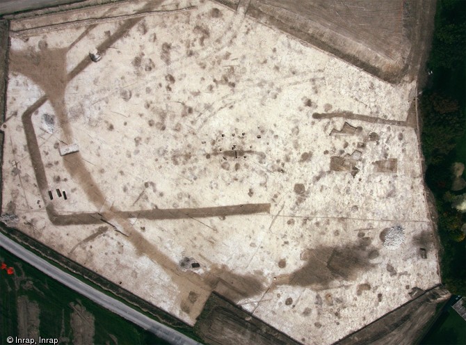 Vue aérienne de l'habitat gaulois de Caurel (Marne), IIe s. avant notre ère, fouillé en 2010.Un enclos trapézoïdal d'environ 600 m2 est délimité sur trois côtés par un fossé servant de fondation à une palissade.