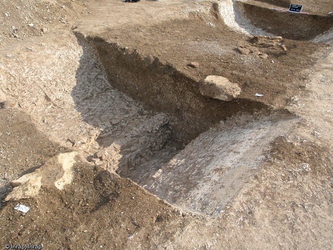 Profil d'un fossé de l'habitat gaulois de Caurel (Marne), IIe s. avant notre ère, 2010.Le fossé présente un surcreusement sur le fond, servant probablement à caler les poteaux d'une palissade.