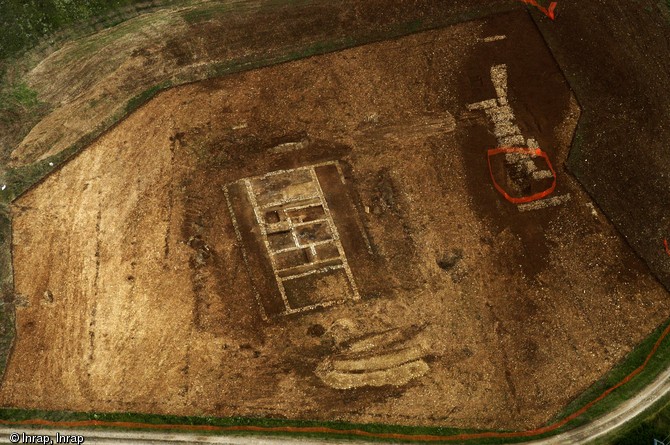 Vue aérienne d'un bâtiment antique édifié au début du Ier s. de notre ère, Domblans (Jura), 2010.La fonction de l'édifice est débattue. Á droite apparaissent des fosses à pierres d'époque moderne.