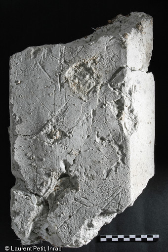 Fragment de meneau de fenêtre en plâtre avec inscriptions retrouvé dans les remblais de démolition d'une grande demeure urbaine du XVe s. à Lagny-sur-Marne (Seine-et-Marne), 2010.  
