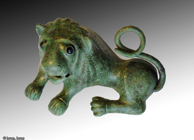 Petit lion en bronze (longueur 15 cm) mis au jour dans un bâtiment gallo-romain à Villemanoche (Yonne) en 2009.